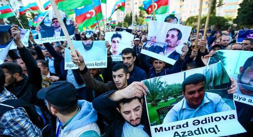 Participants of anti-corruption rally hold portraits of political prisoners, Baku, October 7, 2017. Photo by Aziz Karimov for the Caucasian Knot. 