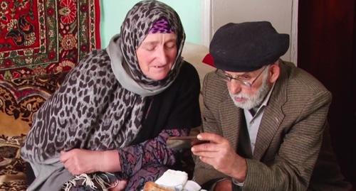 Dagestani pensioners Akhmed and Patimat recognize their grandson in a video from Baghdad orphanage. Screenshot: https://russian.rt.com/russia/video/441847-eto-nash-vnuk-rt-razyskal-rodstvennikov-zaida