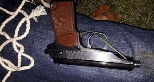 Pistol of one of attackers. Photo: http://bloknot-stavropol.ru/news/otkryvshego-ogon-po-politseyskim-muzhchinu-zaderzh-897262