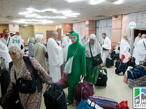 Pilgrims at airport. Photo: http://www.riadagestan.ru/mobile/news/society/bolshaya_chast_palomnikov_v_dagestane_otpravilas_v_khadzh/