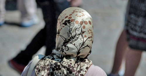 A girl wearing a headscarf. Photo by ther user Daniele Febei https://www.flickr.com