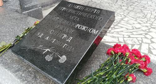 Flowers near the memorial sign in Volgograd. Photo by Tatyana Filimonova for the "Caucasian Knot"