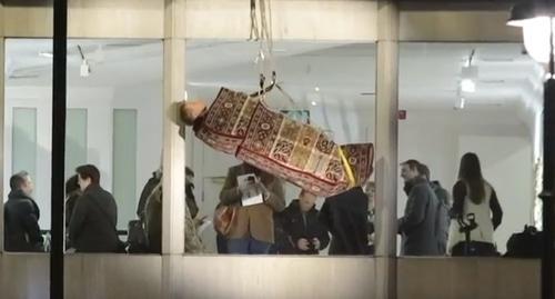 The painter held an action in support of gays of Chechnya near the art gallery. Photo: screenshot of the BBC video https://www.youtube.com/watch?v=dkw8NE8Rj0M