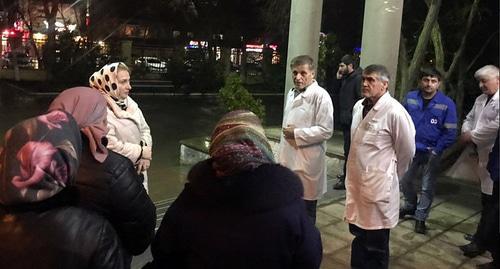 The Ministry of Health officials near the hospital after the mass shooting of the believers in Kizlyar. Photo http://minzdravrd.ru/