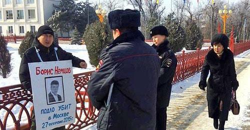 Journalist Vitaly Kadaev holds solo pickets in memory of Boris Nemtsov, Elista, February 27, 2018. Photo is provided to the Caucasian Knot by Valery Badmaev. 