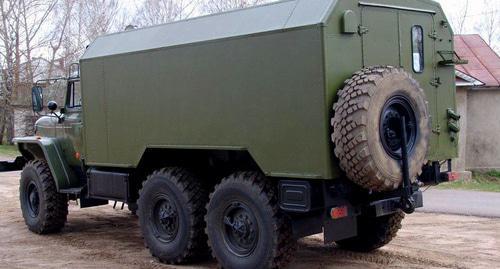Special forces vehicles in a village. Photo: http://kr-kaf.ru/military_products/kuzov_furgon/kuzovfurgon_avtomobilnyj_k4320_k432001/