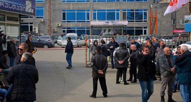 People at "Rustavi-2" TV Channel building. Photo: © Sputnik / Alexander Imedashvili
https://sputnik-georgia.ru/incidents/20180319/239726876/Shutka-o-Hriste-privela-k-besporjadkam-u-zdanija-telekanala-v-Tbilisi.html
