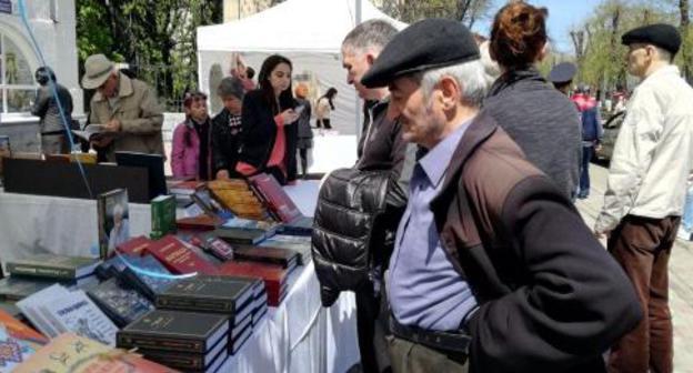 Vladikavkaz resident at book fair, April 23, 2018. Photo by Emma Marzoeva for the Caucasian Knot. Vladikavkaz resident at book fair, April 23, 2018. Photo by Emma Marzoeva for the Caucasian Knot.