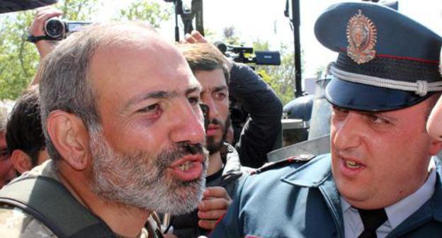 Nikol Pashinyan talks with policemen. Photo by Tigran Petrosyan for the Caucasian Knot. Nikol Pashinyan talks with policemen. Photo by Tigran Petrosyan for the Caucasian Knot.