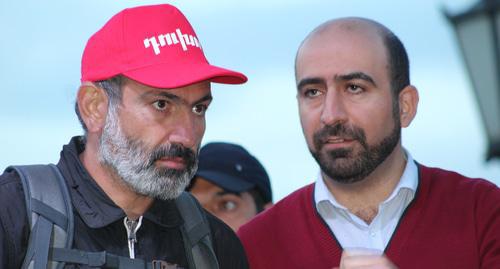 Nikol Pashinyan (on the left) with one of his supporters. Photo by Tigran Petrosyan for the "Caucasian Knot" Nikol Pashinyan (on the left) with one of his supporters. Photo by Tigran Petrosyan for the "Caucasian Knot"