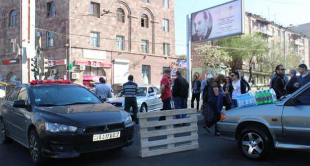 The blockage of roads in Armenia. Photo by Tigran Petrosyan for the "Caucasian Knot" The blockage of roads in Armenia. Photo by Tigran Petrosyan for the "Caucasian Knot"