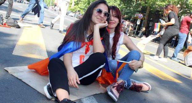 Supporters of Pashinyan in Yerevan. Photo by Tigran Petrosyan for the Caucasian Knot Supporters of Pashinyan in Yerevan. Photo by Tigran Petrosyan for the Caucasian Knot