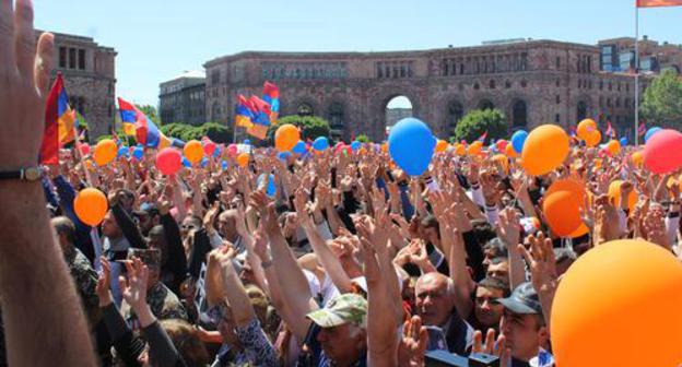 Supporters of Nikol Pashinyan in Republic Square, May 1, 2018. Photo by Tigran Petrosyan for the Caucasian Knot. 
