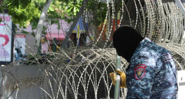 A police officer. Photo by Tigran Petrosyan for the "Caucasian Knot" A police officer. Photo by Tigran Petrosyan for the "Caucasian Knot"
