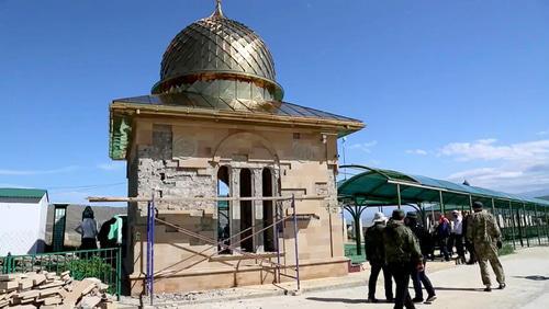 After the explosion near the tomb of Sheikh Said of Chirkei. Photo by the press service of the muftiyat of the Republic of Dagestan