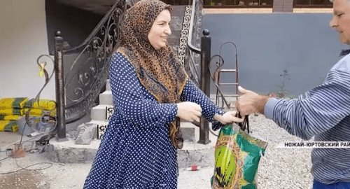 A resident of Chechnya receives a food parcel. Screenshot of the Grozny TV Channel https://www.instagram.com/p/BioZnDRnd17/ A resident of Chechnya receives a food parcel. Screenshot of the Grozny TV Channel https://www.instagram.com/p/BioZnDRnd17/