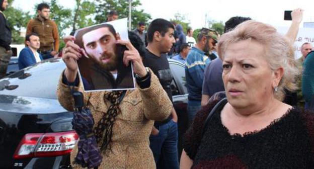 Supporters of "Sasna Tsrer" unit block traffic demanding to release political prisoners. Photo by Tigran Petrosyan for the Caucasian Knot. Supporters of "Sasna Tsrer" unit block traffic demanding to release political prisoners. Photo by Tigran Petrosyan for the Caucasian Knot.