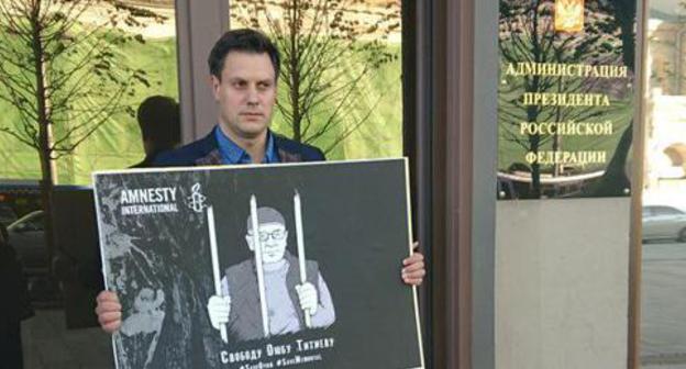 Solo picket in support of Oyub Titiev, Moscow, May 21, 2018. Photo by Rustam Djalilov for the Caucasian Knot. Solo picket in support of Oyub Titiev, Moscow, May 21, 2018. Photo by Rustam Djalilov for the Caucasian Knot.