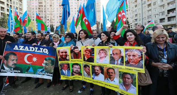 Rally participants hold in their hands posters with photos of political prisoners, Baku, October 25, 2015. Photo by Aziz Karimov for the Caucasian Knot. Rally participants hold in their hands posters with photos of political prisoners, Baku, October 25, 2015. Photo by Aziz Karimov for the Caucasian Knot.