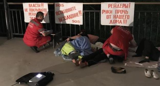 Medical officers render medical assistance to hunger strikers in Sochi, May 24, 2018. Photo by Vladimir Maschenko Medical officers render medical assistance to hunger strikers in Sochi, May 24, 2018. Photo by Vladimir Maschenko