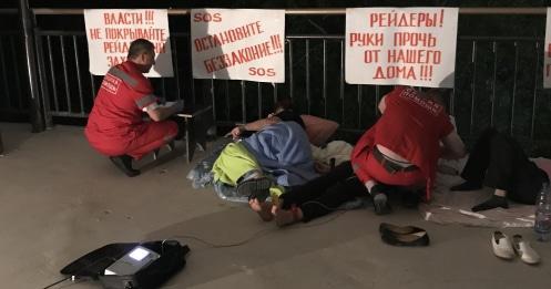 Medical officers render medical assistance to hunger strikers in Sochi, May 24, 2018. Photo by Vladimir Maschenko 
