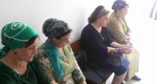 Relatives of Albert Khamkhoev in the Nazran District Court. May 23, 2018. Photo by Umar Yovloy for the "Caucasian Knot" Relatives of Albert Khamkhoev in the Nazran District Court. May 23, 2018. Photo by Umar Yovloy for the "Caucasian Knot"