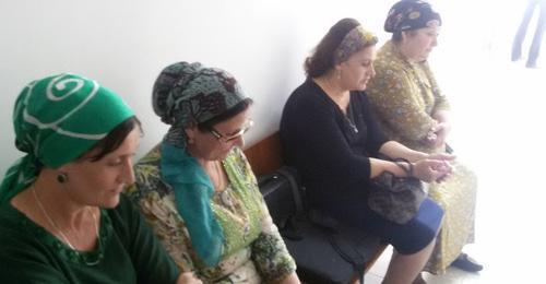 Relatives of Albert Khamkhoev in the Nazran District Court. May 23, 2018. Photo by Umar Yovloy for the "Caucasian Knot"