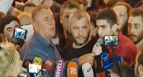 Fathers of killed teenagers surrounded by journalists at a protest action in Tbilisi on June 1, 2018. Levan Dadunashvili's father is on the left, Zaza Saralidze's father is on the right. Screenshot of the video https://1tv.ge 