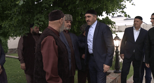Yunus-Bek Evkurov and guests of Iftar organized by him. Screenshot: https://www.youtube.com/watch?v=Z3CpWv_PUpQ