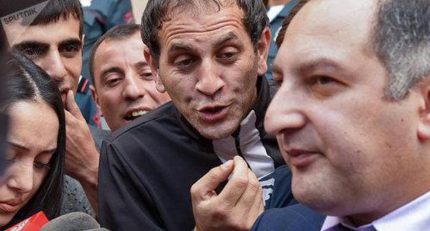 Protest rally by representatives of the companies engaged in passenger transportation from Armenia to Russia, June 4, 2018, Yerevan. Photo: © Sputnik / Asatur Yesayantshttps://ru.armeniasputnik.am/politics/20180604/12446151/sovetnik-pashinyana-predstavitel-avinyana-reshat-problemu-larsa.html Protest rally by representatives of the companies engaged in passenger transportation from Armenia to Russia, June 4, 2018, Yerevan. Photo: © Sputnik / Asatur Yesayantshttps://ru.armeniasputnik.am/politics/20180604/12446151/sovetnik-pashinyana-predstavitel-avinyana-reshat-problemu-larsa.html