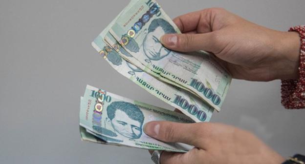 Armenian drams. Photo: Aram Nersesyan https://ru.armeniasputnik.am/politics/20180502/11813250/pensii-i-zarplaty-vyplachivayutsya-v-srok-minfin-armenii.html Armenian drams. Photo: Aram Nersesyan https://ru.armeniasputnik.am/politics/20180502/11813250/pensii-i-zarplaty-vyplachivayutsya-v-srok-minfin-armenii.html