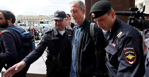 Peter Tatchell (centre). Photo: REUTERS/Glab Garanich Peter Tatchell (centre). Photo: REUTERS/Glab Garanich