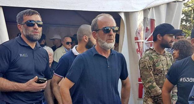 Malkhaz Machalikashvili (centre), father of the young man killed in the Pankisi Gorge. Photo © Sputnik / STRINGER https://sputnik-georgia.ru/society/20180613/240841893/Zhitel-Pankisi-pytalsja-podorvat-sebja-u-zdanija-SGB.html