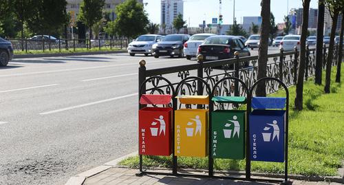Garbage containers in Grozny. Photo: http://grozmer.ru/events/v-groznom-pojavilis-urny-razdelnogo-sbor.html