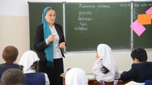 Lesson in a Chechen school. Photo: screenshot of the video https://www.instagram.com/p/BcAEnk1FFsq/?taken-by=ibaykhanov