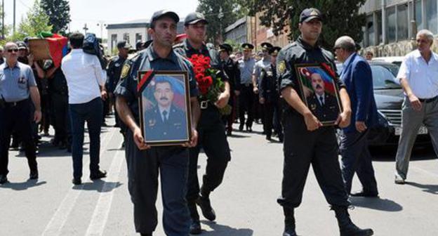 A mourning ceremony for the policemen killed in clashes during the protest action in the city of Ganja. Photo © Sputnik / İlham Mustafa https://ru.sputnik.az/azerbaijan/20180711/416156503/ganja-azerbaijan-policija-proshhanie-ceremonija.html