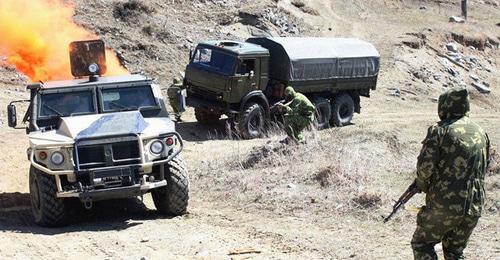 The military exercise. Photo: press office of the SMD https://ru.armeniasputnik.am/society/20180402/11208138/Russian-voennyh-sotni-edinic-tekhniki-provodyat-ucheniya-v-Armenia.html