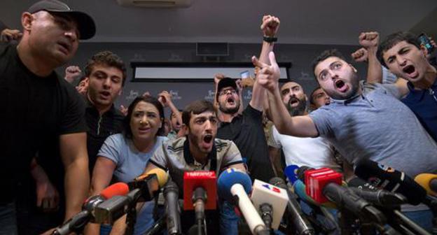 In the press centre of the "Erebuni Plaza" Hotel. Photo: Sputnik / Asatur Yesayants https://ru.armeniasputnik.am/incidents/20180814/13848590/uchastniki-akcii-protesta-vorvalis-v-zdanie-gde-prohodit-press-konferenciya-kocharyana.html In the press centre of the "Erebuni Plaza" Hotel. Photo: Sputnik / Asatur Yesayants https://ru.armeniasputnik.am/incidents/20180814/13848590/uchastniki-akcii-protesta-vorvalis-v-zdanie-gde-prohodit-press-konferenciya-kocharyana.html