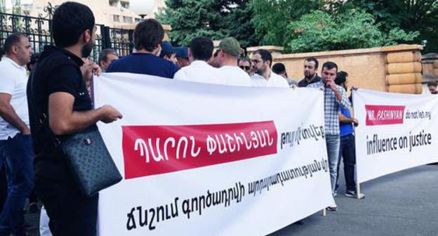 Rally in front of the residence of Armenian Prime Minister, August 14, 2018. Photo: "Free Robert Kocharyan" Factbook group, https://www.facebook.com/freepresidentkocharyan/ Rally in front of the residence of Armenian Prime Minister, August 14, 2018. Photo: "Free Robert Kocharyan" Factbook group, https://www.facebook.com/freepresidentkocharyan/