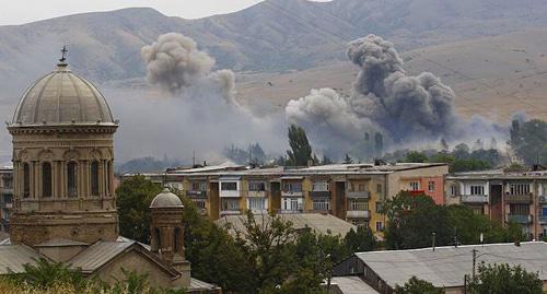 After Russian air strikes in Gori, August 9, 2008. Photo: REUTERS / Gleb Garanich