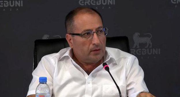 Aik Alumyan, ex-President's advocate, https://ru.armeniasputnik.am/politics/20180816/13893555/advokat-kocharyana-rasskazal-v-kakom-sluchae-budet-iskat-pravosudiya-ne-v-armenii.html Aik Alumyan, ex-President's advocate, https://ru.armeniasputnik.am/politics/20180816/13893555/advokat-kocharyana-rasskazal-v-kakom-sluchae-budet-iskat-pravosudiya-ne-v-armenii.html