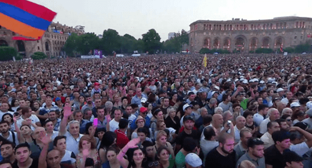 Participants of rally in Yerevan, August 17, 2018. Screenshot from video: https://www.facebook.com/nikol.pashinyan/videos/249764159196556/ Participants of rally in Yerevan, August 17, 2018. Screenshot from video: https://www.facebook.com/nikol.pashinyan/videos/249764159196556/