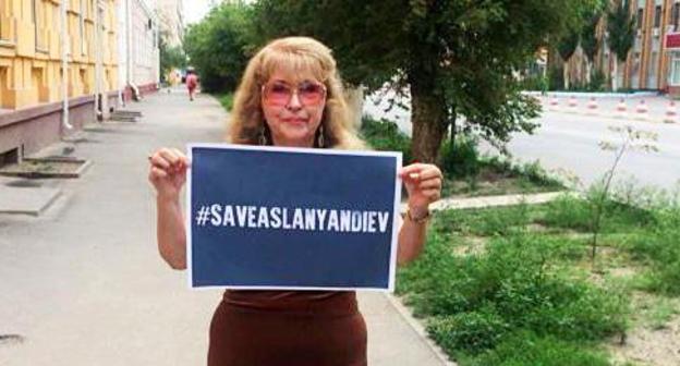 Participant of a flash mob in support of Aslan Yandiev in Volgograd, August 27, 2018. Photo: RFE/RL Participant of a flash mob in support of Aslan Yandiev in Volgograd, August 27, 2018. Photo: RFE/RL