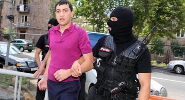 Tigran Khachatryan being convoyed, 2015. Photo: http://golosarmenii.am/article/33307/prekrashheno-ugolovnoe-presledovanie-v-otnoshenii-syna-syunikskogo-gubernatora Tigran Khachatryan being convoyed, 2015. Photo: http://golosarmenii.am/article/33307/prekrashheno-ugolovnoe-presledovanie-v-otnoshenii-syna-syunikskogo-gubernatora