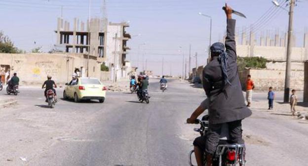 A man holds khife above his head celebrating capture of Tabqa airbase by militants. Photo: REUTERS / Stringer A man holds khife above his head celebrating capture of Tabqa airbase by militants. Photo: REUTERS / Stringer