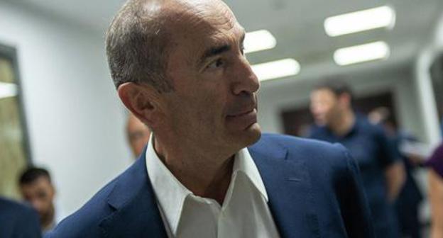 Robert Kocharyan. Photo © Sputnik / Asatur Yesayants
https://ru.armeniasputnik.am/politics/20180904/14244201/kocharyan-ne-smozhet-pokinut-armeniyu---sledstvie-ustanovilo-meru-presecheniya.html Robert Kocharyan. Photo © Sputnik / Asatur Yesayants
https://ru.armeniasputnik.am/politics/20180904/14244201/kocharyan-ne-smozhet-pokinut-armeniyu---sledstvie-ustanovilo-meru-presecheniya.html