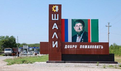 Stela at the entrance to the city of Shali, Chechnya. Photo http://ngrz.ru/wp-content/uploads/2015/05/v_chechne_pojavitsja_odna_iz_krupnejshih_mechetej_v_mire.jpg