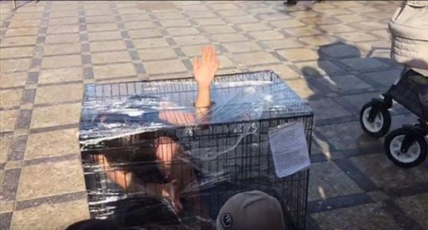 Participant of the action ‘Cargo-300’ in Makhachkala, October 9, 2018. Screenshot from video posted by user ‘Novoe Delo’ https://www.youtube.com/watch?v=FWfWf_aCCXk Participant of the action ‘Cargo-300’ in Makhachkala, October 9, 2018. Screenshot from video posted by user ‘Novoe Delo’ https://www.youtube.com/watch?v=FWfWf_aCCXk