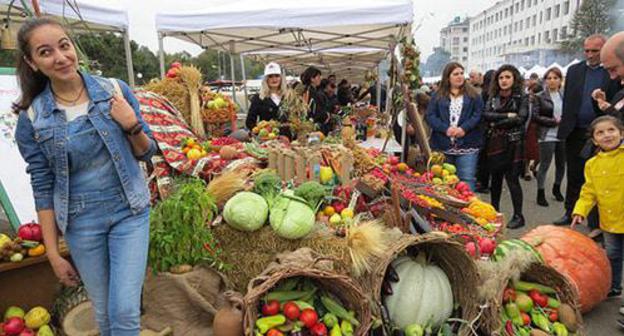 Residents of Stepanakert at an agricultural fair on October 14, 2018. Photo by Alvard Grigoryan for the "Caucasian Knot" Residents of Stepanakert at an agricultural fair on October 14, 2018. Photo by Alvard Grigoryan for the "Caucasian Knot"