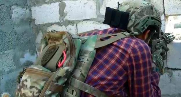 FSB agent during CTO. Photo: http://nac.gov.ru/kontrterroristicheskie-operacii/v-prigorode-mahachkaly-prohodit-aktivnaya-faza.html FSB agent during CTO. Photo: http://nac.gov.ru/kontrterroristicheskie-operacii/v-prigorode-mahachkaly-prohodit-aktivnaya-faza.html